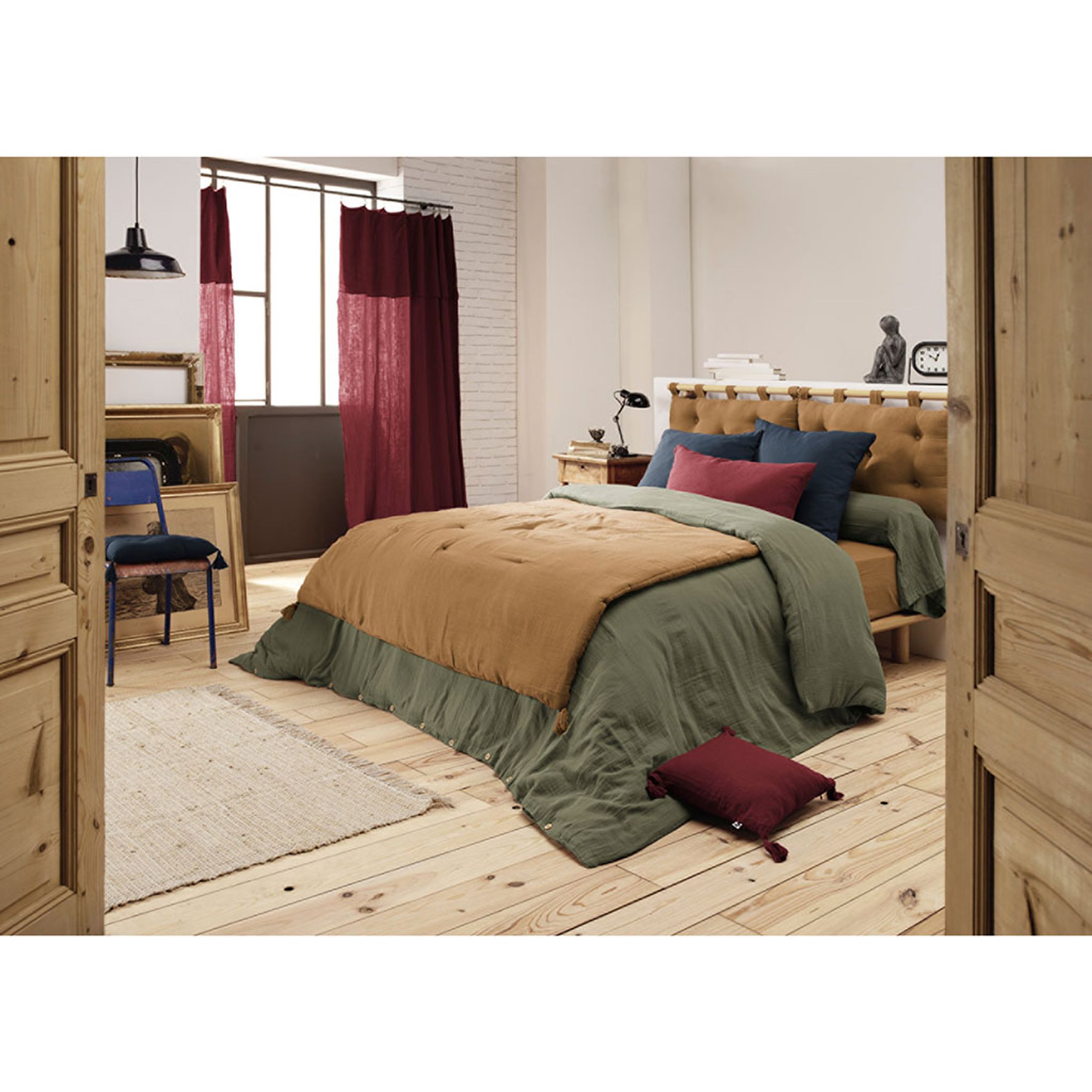 apportez de l'élégance avec ce bout de lit couleur camel