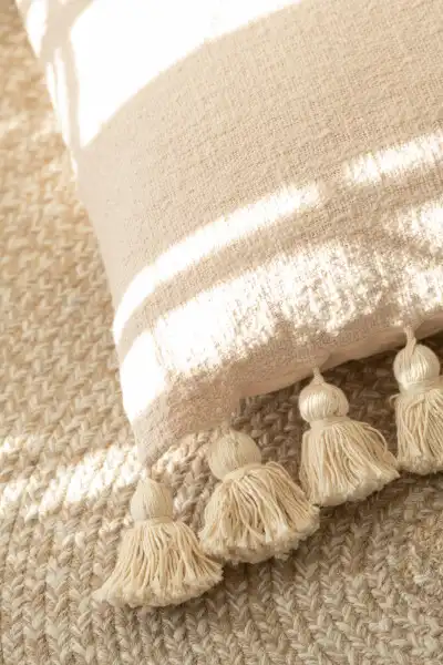zoom sur la matière de ce coussin floches