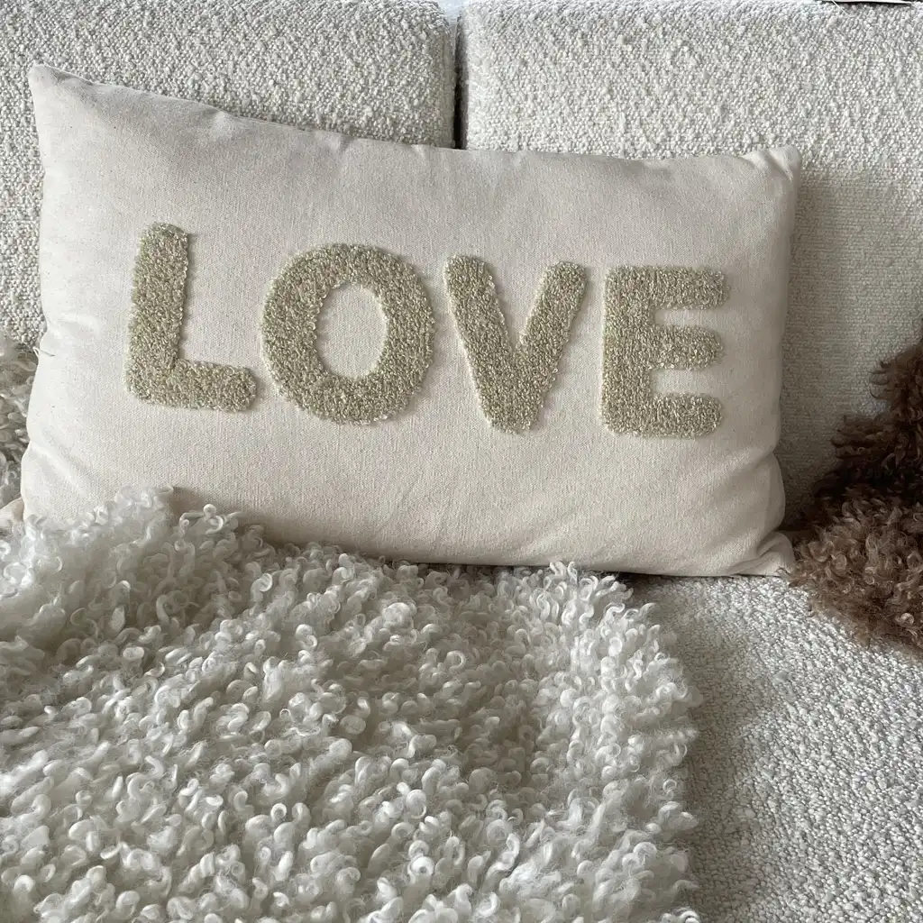 un joli coussin love pour décorer votre canapé ou vos fauteuils