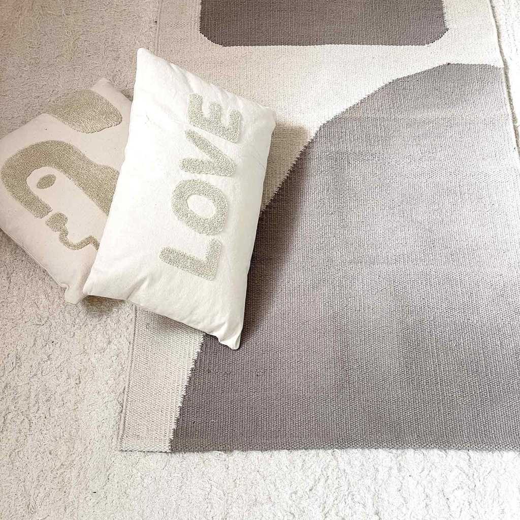 Ce beau coussin LOVE pour vous installer confortablement!