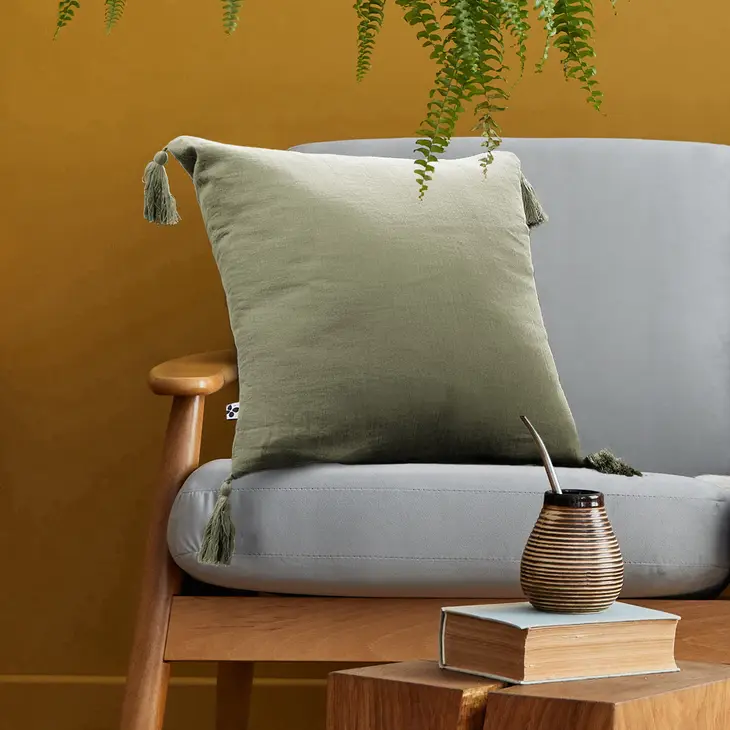 intégrez du vert tout en douceur avec ce coussin vert sauge