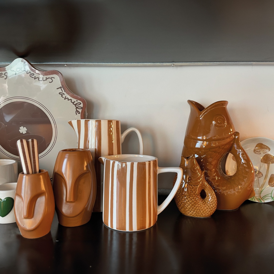 petit pichet à rayures blanches et marrons pour une belle table