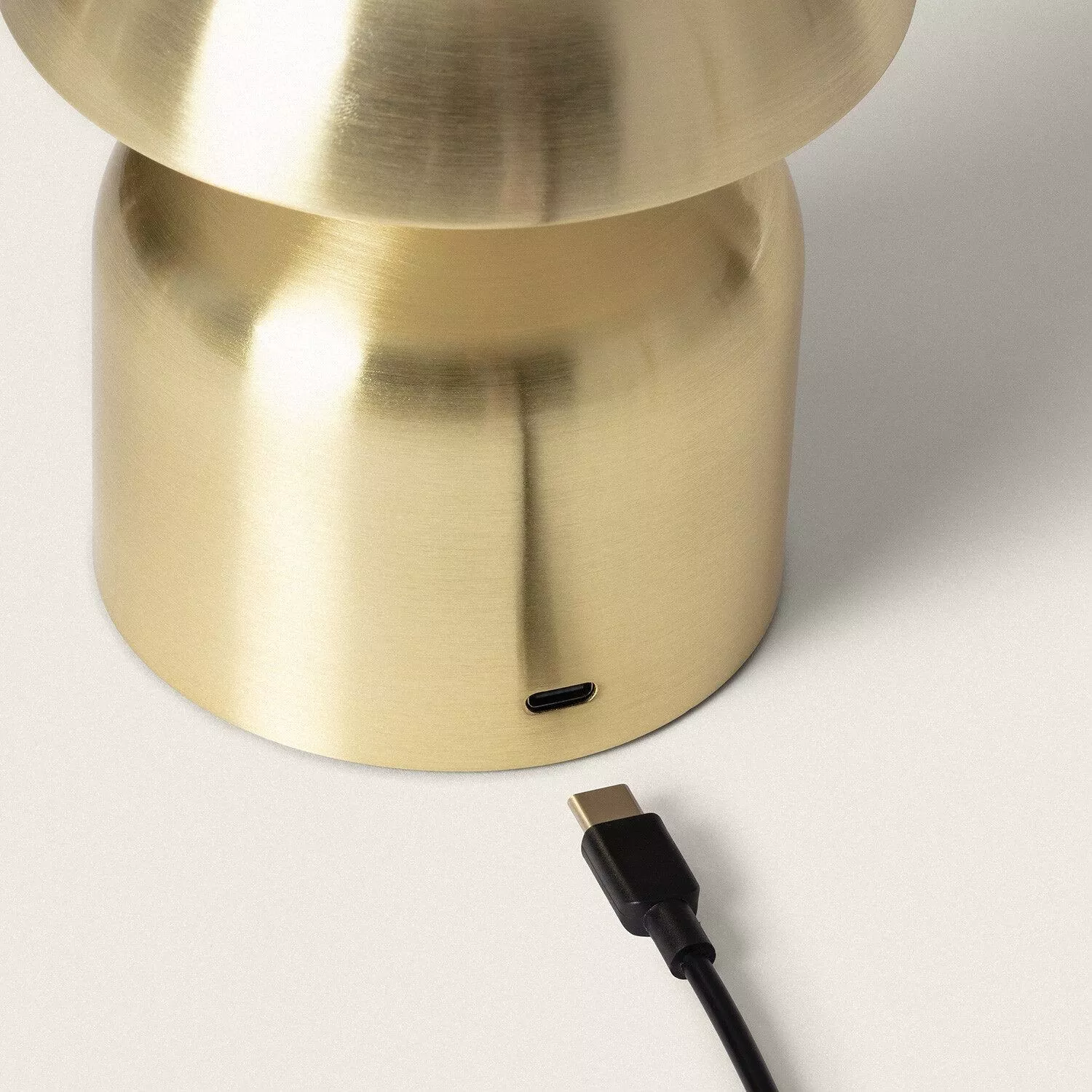 cette petit lampe champignon dorée se recharge par câble USB