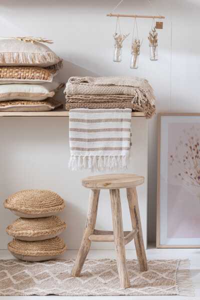 plaid banc et marron dans un intérieur naturel